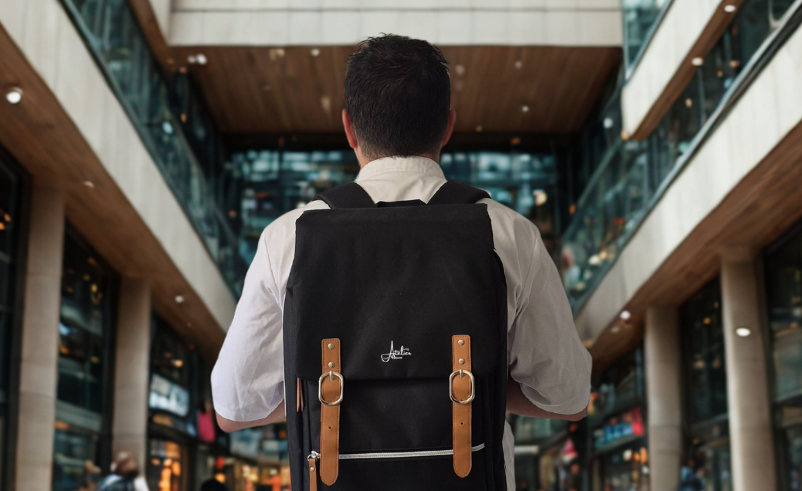 chef avec le chefbag sur le dos dans un centre commercial