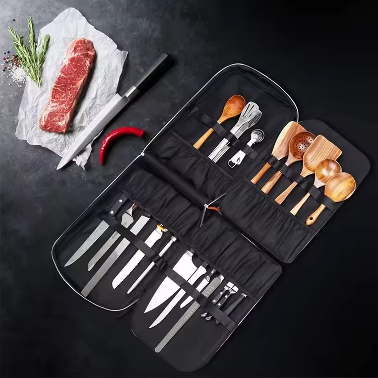 ChefBag ouvert en situation – couteaux et ustensiles rangés pour prestation culinaire