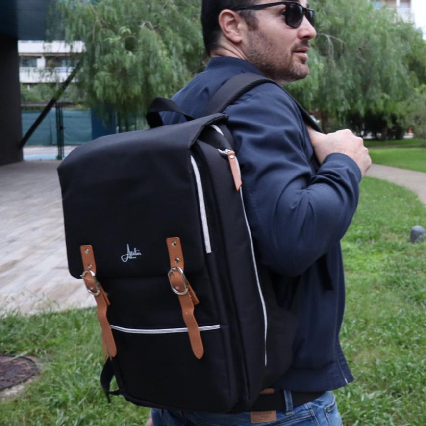 Chef portant le ChefBag en extérieur – sac à dos pratique pour déplacements professionnels